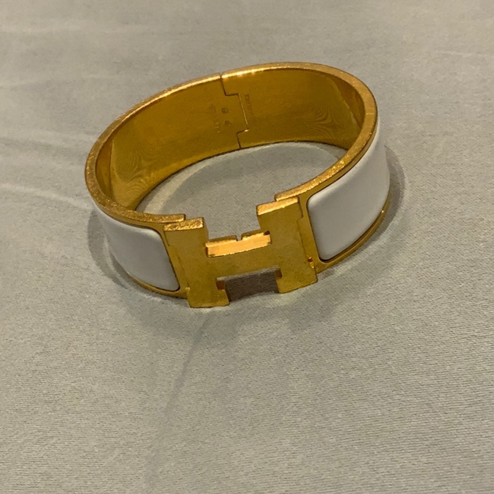 Hermes clic clac white bracelet in gold.